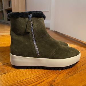 Aquatalia NEVER WORN made in Italy. Suede booties